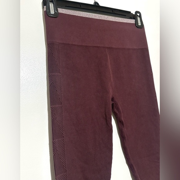 NWOT Vuori Helix Seamless Legging in a burgundy color Small - Picture 5 of 7